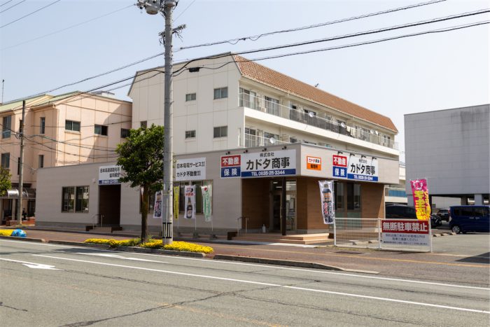 弊社向かって右の入口から駐車場に入る